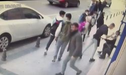 VİDEO HABER / İstanbul’da “sipariş kalemiyle” cinayet kamerada: Şişe fırlattı diye alnından yaraladı
