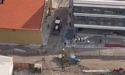 VİDEO HABER / Kızgın kepçe operatörü işçileri iş makinesiyle kovaladı