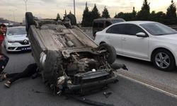 VİDEO HABER / TEM’de kontrolden çıkan otomobil takla attı: 3 yaralı