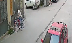 VİDEO / HABER Bisikletli sokakta duran 9 yaşındaki çocuğun yüzüne biber gazı sıkıp kaçtı