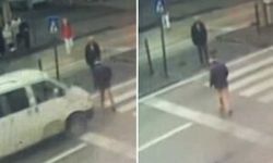 VİDEO HABER / Yaya geçidine son sürat gelen minibüs aksayarak yürüyen adama çarptı!