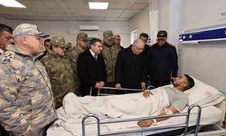 VİDEO / Bakan Yaşar Güler yaralı askerlerimizi hastanede ziyaret etti