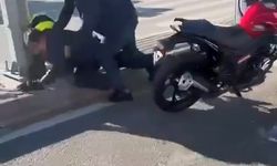 VİDEO/Yol kavgası kamerada...Motosiklet sürücüsünü kaskıyla dövdü