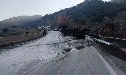 Gaziantep'te devrilen asfalt yüklü tırdaki 2 kişi yaralandı