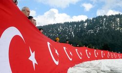 Gaziantepli dağcılar şehitler için Başkonuş Yaylası'nın zirvesine Türk bayrağı astı