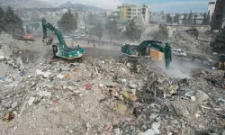 Depremde yıkılan 38 kişinin öldüğü Emek Apartmanı'na ilişkin davanın görülmesine başlandı