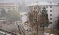 Depremde ağır hasar alan Gaziantep Emniyet Müdürlüğü Binası yıkım işlemleri sürüyor