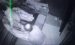 Hasarlı apartmanı ikinci kez soyan hırsızlar kameraya yakalandı