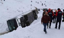 Cenaze yakınlarını taşıyan otobüs devrildi: 20 yaralı