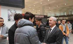 Umre’den dönen öğrencilere coşkulu karşılama
