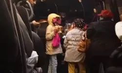 VİDEO / Minibüste şok eden görüntü: Anne ve çocuğu yerde yuvarlandı