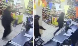 Pompalı tüfekle markete giren gaspçıları paspasla kovaladı: O anlar kamerada