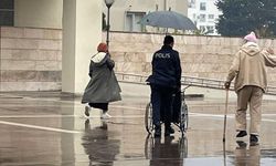Tekerlekli Sandalyedeki Vatandaşa Yardım Eden Polis Memuruna Başarı Belgesi Verildi