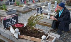 Depremde eşi ve kızını, 10 ay sonra da engelli oğlunu kaybetti, 6 Şubat sabahına mezarlıkta girdi