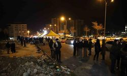 Gaziantep’te depremde hayatını kaybedenler için enkaz alanında Kuran-ı Kerim okutuldu