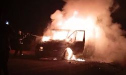 Seyir halindeki kamyonet alev alev yandı