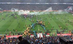 SON DAKİKA: Maç bitti ortalık karıştı! Trabzonspor tribünleri sahaya indi, Fenerbahçe futbolculara saldırdı