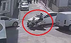 Otomobil ile motosikletin çarpıştığı kaza kamerada