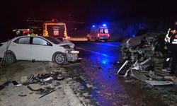 Feci kaza! Gaziantep’te iki otomobil kafa kafaya çarpıştı: 2 ölü, 6 yaralı