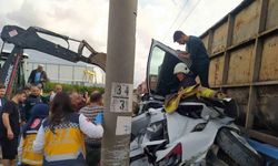 Hatay’da feci kaza: Trenin çarptığı araç hurdaya döndü, sürücü ağır yaralandı