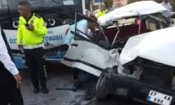 Gaziantep Büyükşehir Belediyesi Önünde FECİ KAZA! Özel Halk Otobüsü Otomobile Çarptı! 4 Yaralı