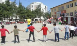 Gaziantep'teki depremzede çocuklar 23 Nisan kutlamasında eğlendi