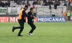 Konyaspor - Trabzonspor maçında sahaya taraftar girdi