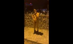 Sokak ortasında çırılçıplak bir kadın