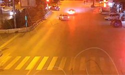 Ani manevrayla otomobile çarpmaktan son anda kurtuldu: O anlar kamerada