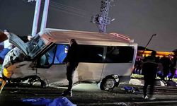 Gaziantep'te kontrolden çıkan minibüs orta refüje çarparak savruldu: 1 ölü