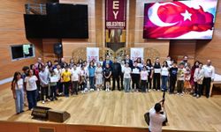 Gaziantep'te bağlama öğrenen depremzede kursiyerlere sertifika verildi