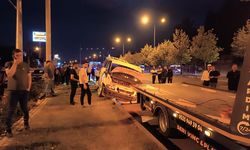Gaziantep'te refüje çarpıp kaldırıma çıkan minibüsün sürücüsü öldü