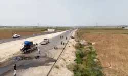 Şanlıurfa - Gaziantep karayolunda kum kamyonu ile traktör çarpıştı.