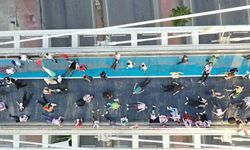 Köprüye çıkan yüzlerce kişi kırmızı boya sürüp Filistin’deki ölümlere tepki gösterdi