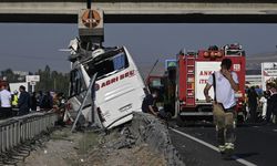 Yolcu otobüsü köprü ayağına çarptı: 11 ölü, 25 yaralı