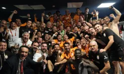 Galatasaraylı futbolculardan zafer pozu