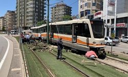 Gaziantep'te tramvay motosiklete çarptı! Sürücü hastaneye kaldırıldı...