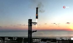 SpaceX, fırlatmanın ardından geri dönen güçlendiriciyi havada yakaladı