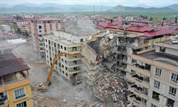 Gaziantep İslahiye'de ağır hasarlı binaların yıkımı sürüyor