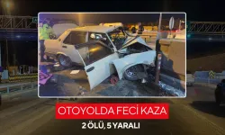 Feci kaza! Otomobil TAG otoyolu gişelerinde beton bariyerlere çarptı: 2 ölü, 5 yaralı