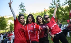 İran futbol takımı Traktör taraftarları, şampiyonluğu İstanbul'da kutladı