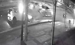 Feci kaza kamerada... Gaziantep'te hızla gelen araç, otomobil ve motosiklete çarptı: 1’i ağır 2 yaralı