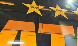Galatasaray otobüsüne İzmir'de taşlı saldırı