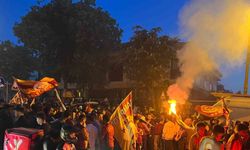 Galatasaray taraftarları Florya’da şampiyonluğu kutluyor