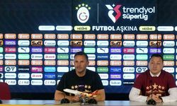 Galatasaraylı futbolculardan basın toplantısında sulu kutlama