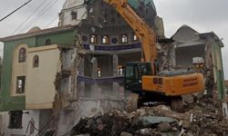 Gaziantep Araban belediyesi depremde hasar alan ve yıkılan caminin arazisini satılığa çıkarttı.