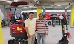 Gaziantepli işletmeci ülkesine dönen Suriyeli işçisine iş makinesi hediye etti