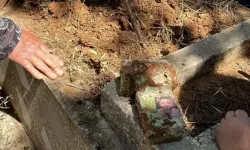 Gaziantep’te Mezarlıkta Tüyler Ürperten Olay: Fotoğraflı ve İğneli “Kara Büyü” Şüphesi!