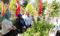 Gaziantep’te mezarlık ve şehitlikte Arefe günü yoğunluğu