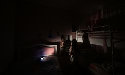 Güneşe hasret küçük Cemile, kuzenleriyle hayata tutunuyor